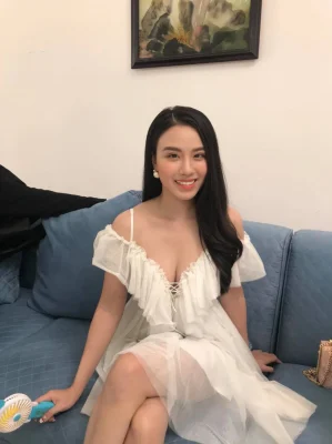 MMLive Linh Miu chinh phục khán giả bằng phong cách thời trang sexy gợi cảm